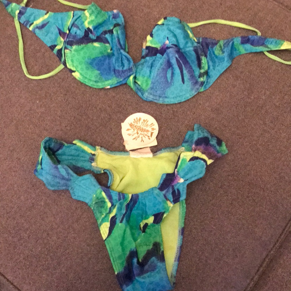 Super cute and sassy 2 piece in size medium 💙💚